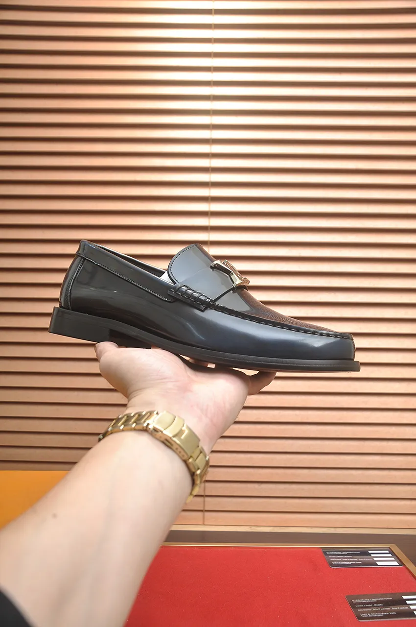 Men's men's shoes 💰560💶 [LV] (original single cowhide lining) 🍀LV's latest genuine leather business suit shoes are launched simultaneously on the official website. The first-layer cowhide imported from Italy is made of heavy gold, 💥1:1 rubber outsole from the official website. Versatile to wear, high-end without losing class, and the color combination is extraordinary. This four-season style is alluring when worn on your feet, showing off your big-name flair. Standard code 38-44 (45 customized)